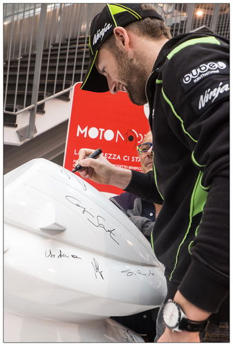 Anche Tom Sykes ha lasciato il suo autografo sulla Motomorphosis