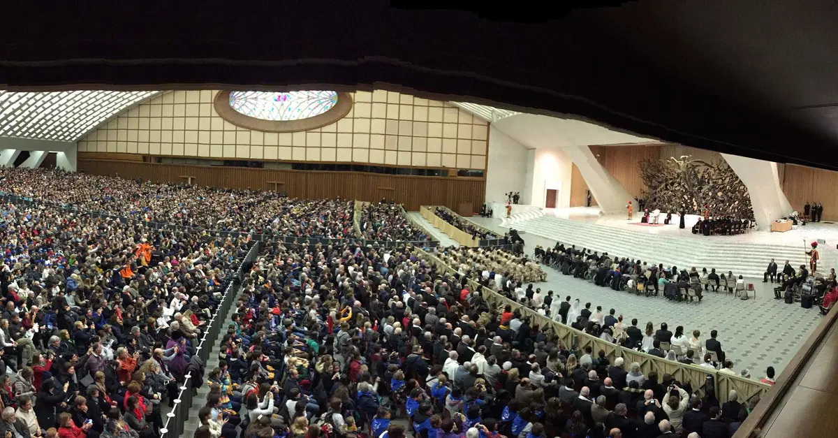 Papa Francesco: &ldquo;I padri aiutino i figli, lasciando che si assumano le proprie responsabilit&agrave;"