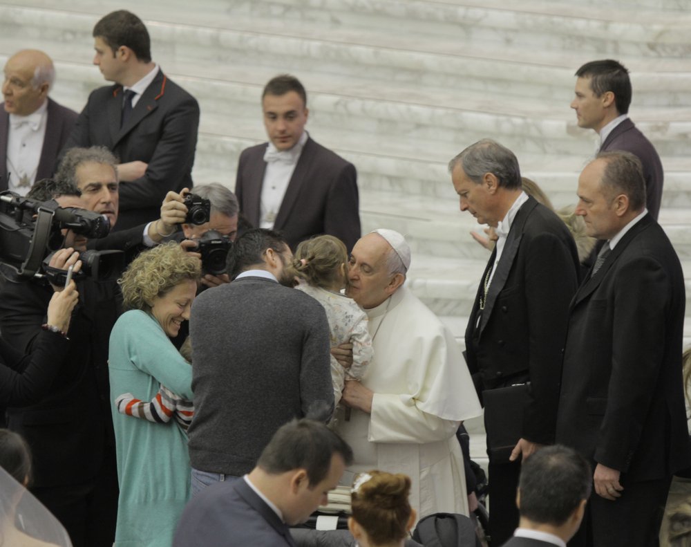 Il Papa saluta un giovanissimo fedele
