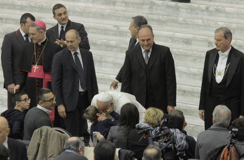 Papa Francesco bacia un piccolo fedele