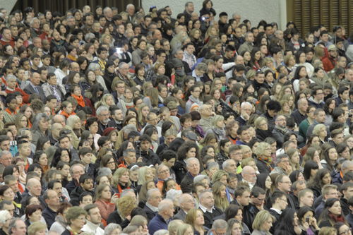 Sala Nervi ovviamente gremita di fedeli