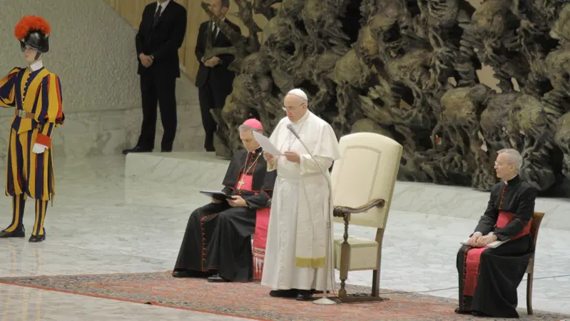 Papa Francesco: &ldquo;I padri aiutino i figli, lasciando che si assumano le proprie responsabilit&agrave;"