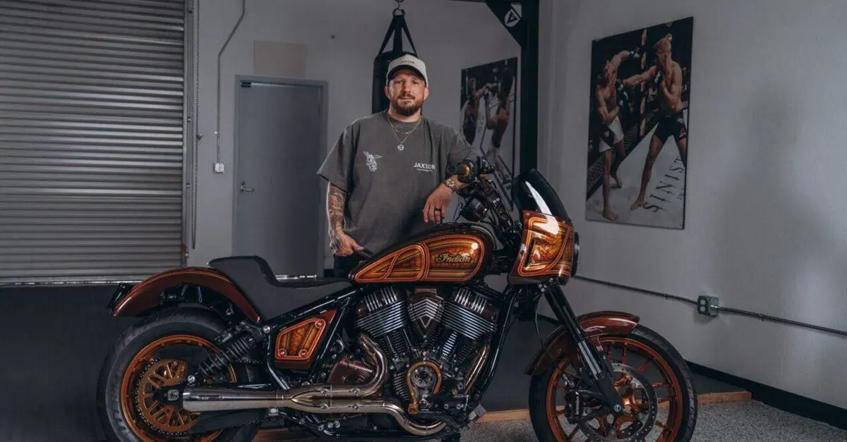 Indian, arriva la seconda "Forged" Sport Chief: &egrave; costruita per il campione di MMA  T.J. Dillashaw