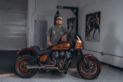 Indian, arriva la seconda "Forged" Sport Chief: &egrave; costruita per il campione di MMA  T.J. Dillashaw