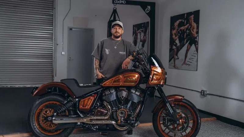 Indian, arriva la seconda "Forged" Sport Chief: &egrave; costruita per il campione di MMA  T.J. Dillashaw