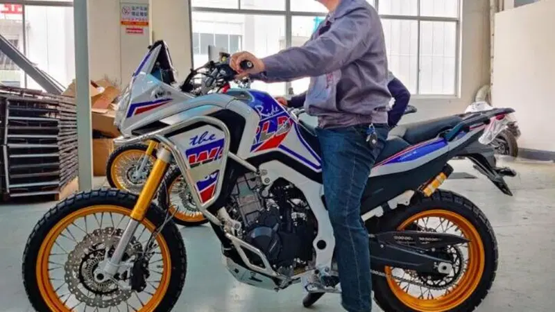 Ecco com'&egrave; fatto il clone cinese dell'Africa Twin. Il suo nome &egrave; Hengjian HJ500-8