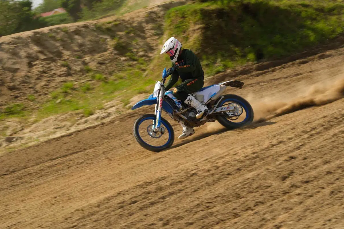 TM 300 EN Fi 2023 TEST: abbiamo fatto enduro HARD e Motocross con la moto made in Italy (2)