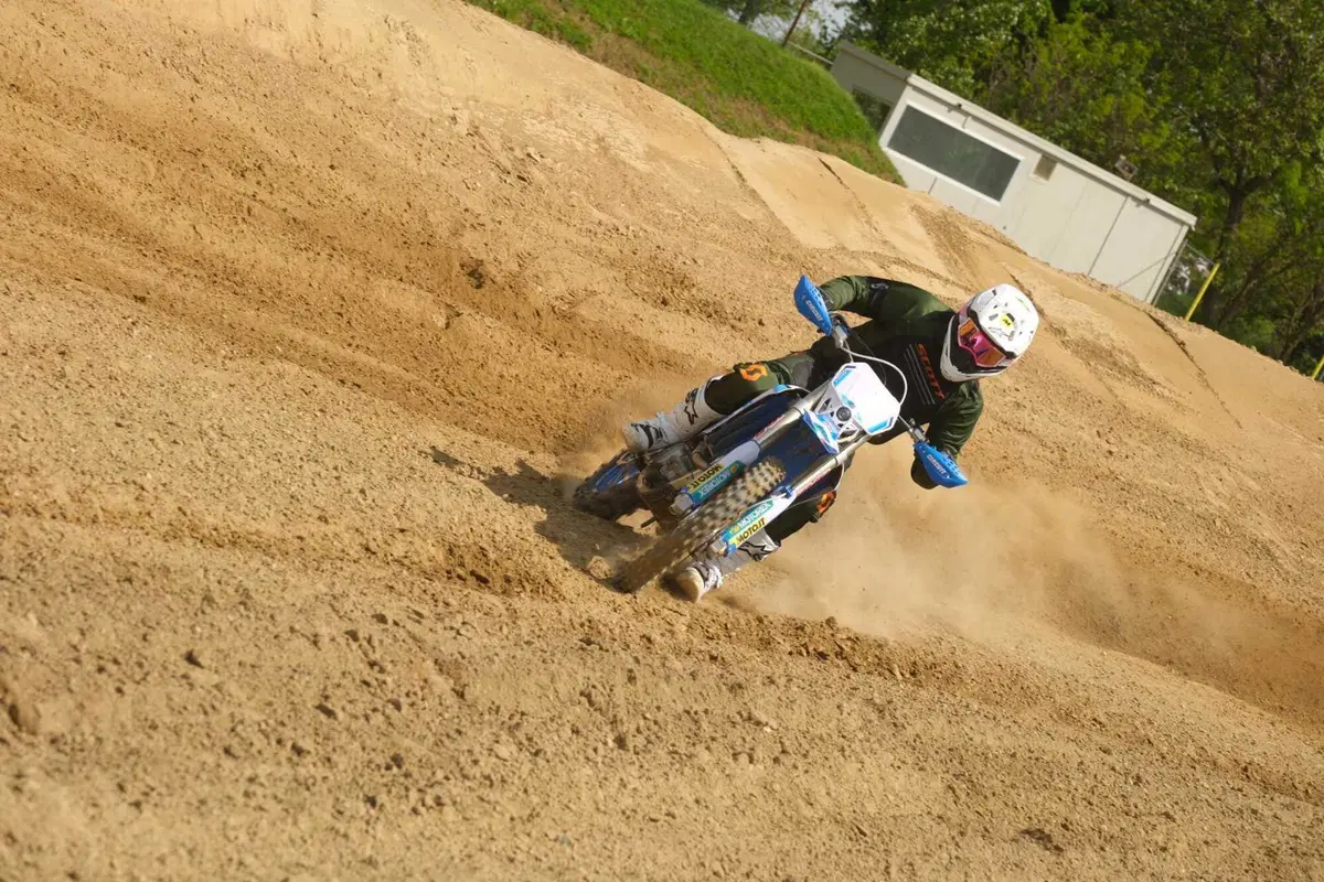 TM 300 EN Fi 2023 TEST: abbiamo fatto enduro HARD e Motocross con la moto made in Italy (4)