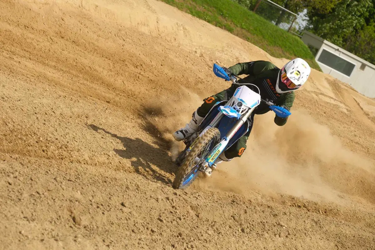 TM 300 EN Fi 2023 TEST: abbiamo fatto enduro HARD e Motocross con la moto made in Italy (3)