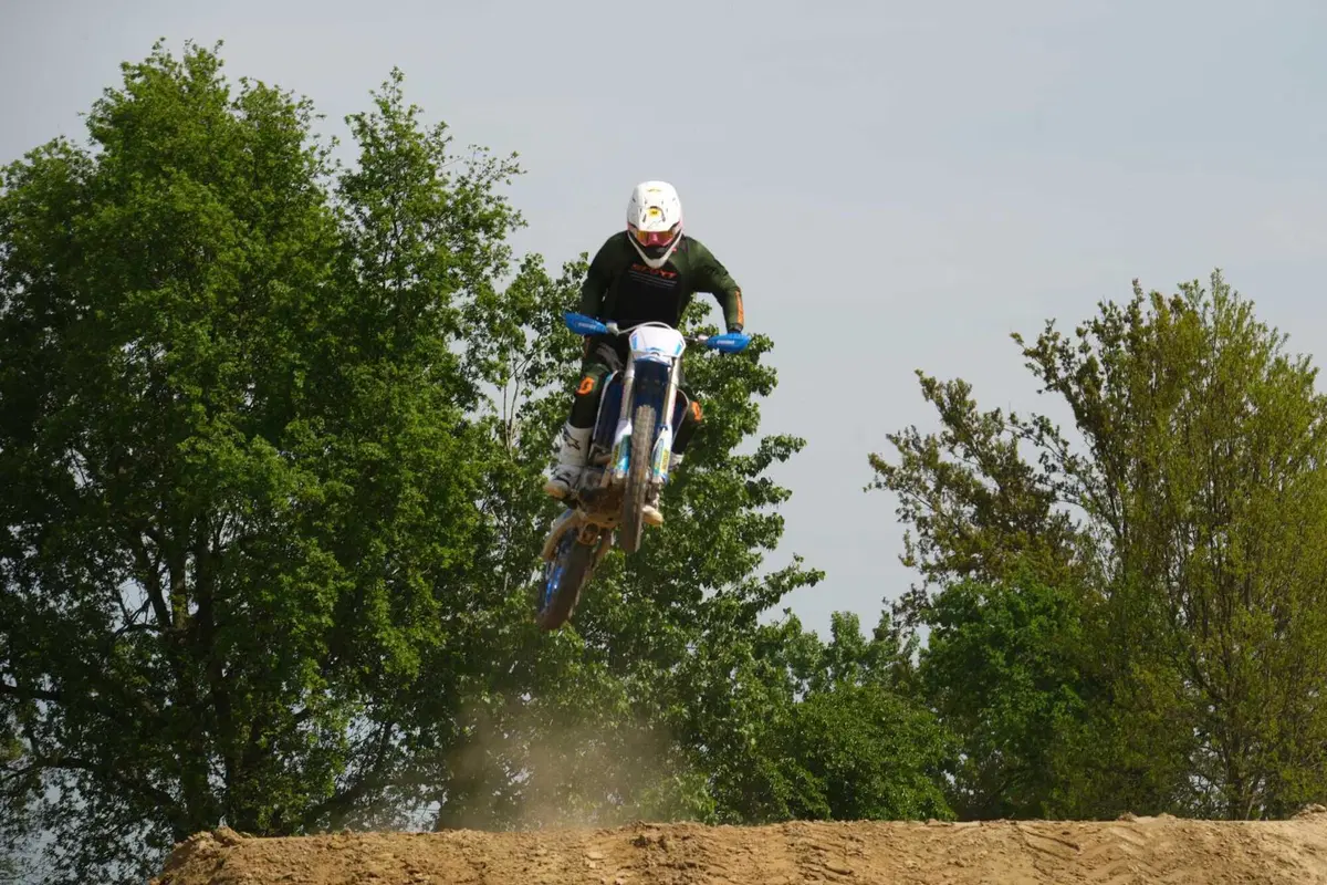 TM 300 EN Fi 2023 TEST: abbiamo fatto enduro HARD e Motocross con la moto made in Italy (5)