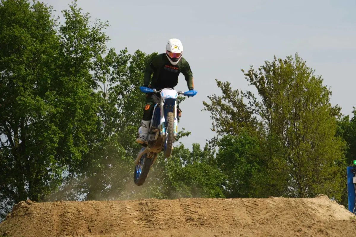 TM 300 EN Fi 2023 TEST: abbiamo fatto enduro HARD e Motocross con la moto made in Italy (6)