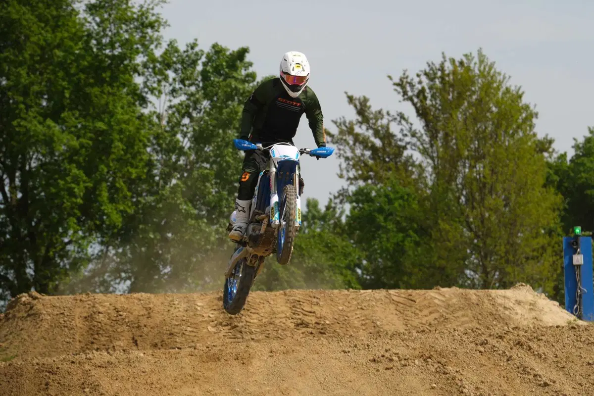 TM 300 EN Fi 2023 TEST: abbiamo fatto enduro HARD e Motocross con la moto made in Italy (7)