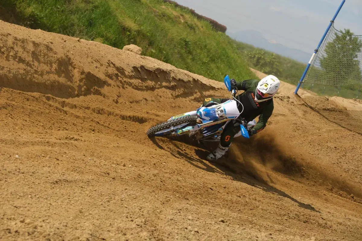 TM 300 EN Fi 2023 TEST: abbiamo fatto enduro HARD e Motocross con la moto made in Italy (10)