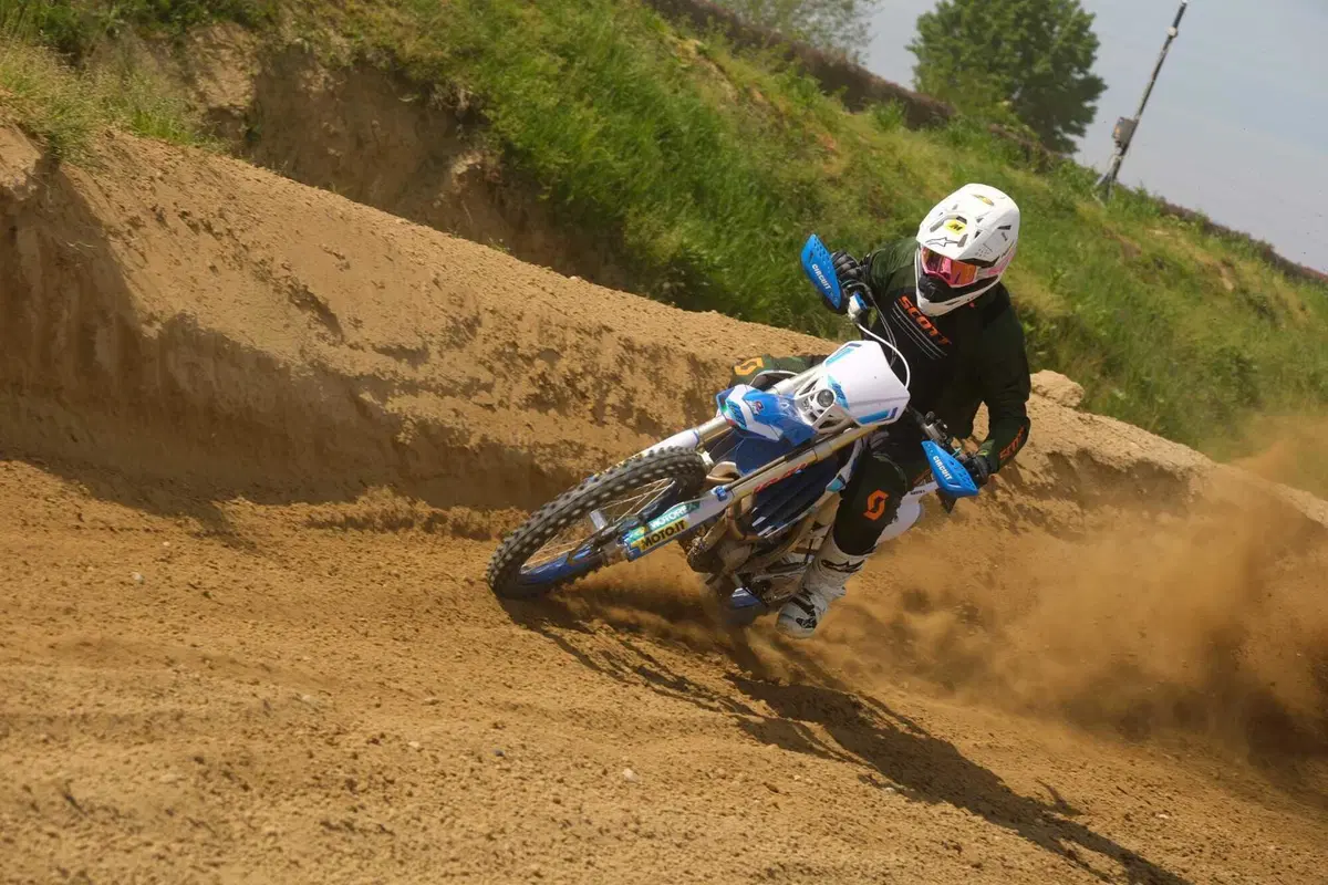 TM 300 EN Fi 2023 TEST: abbiamo fatto enduro HARD e Motocross con la moto made in Italy (11)