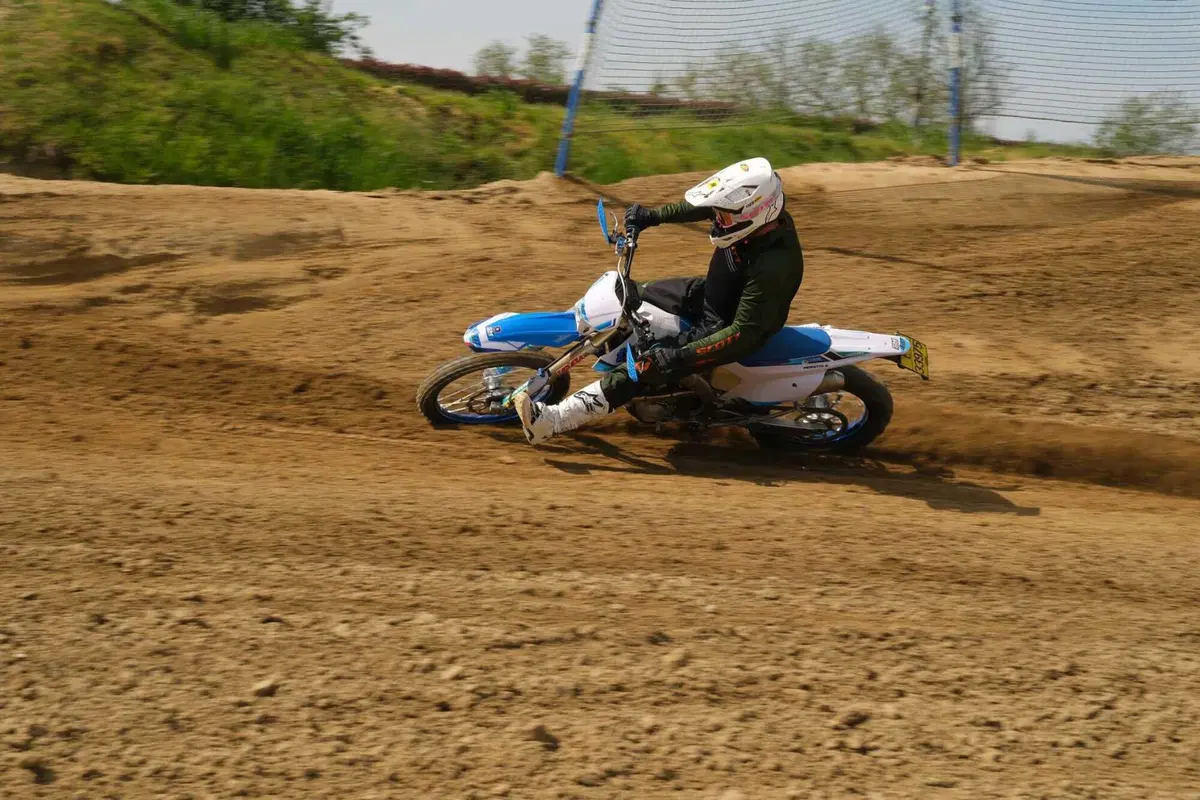 TM 300 EN Fi 2023 TEST: abbiamo fatto enduro HARD e Motocross con la moto made in Italy (12)