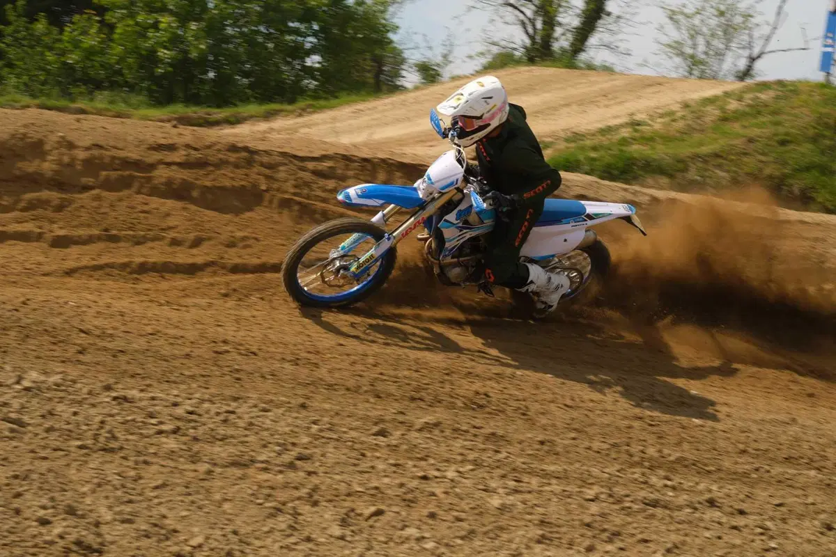 TM 300 EN Fi 2023 TEST: abbiamo fatto enduro HARD e Motocross con la moto made in Italy (15)