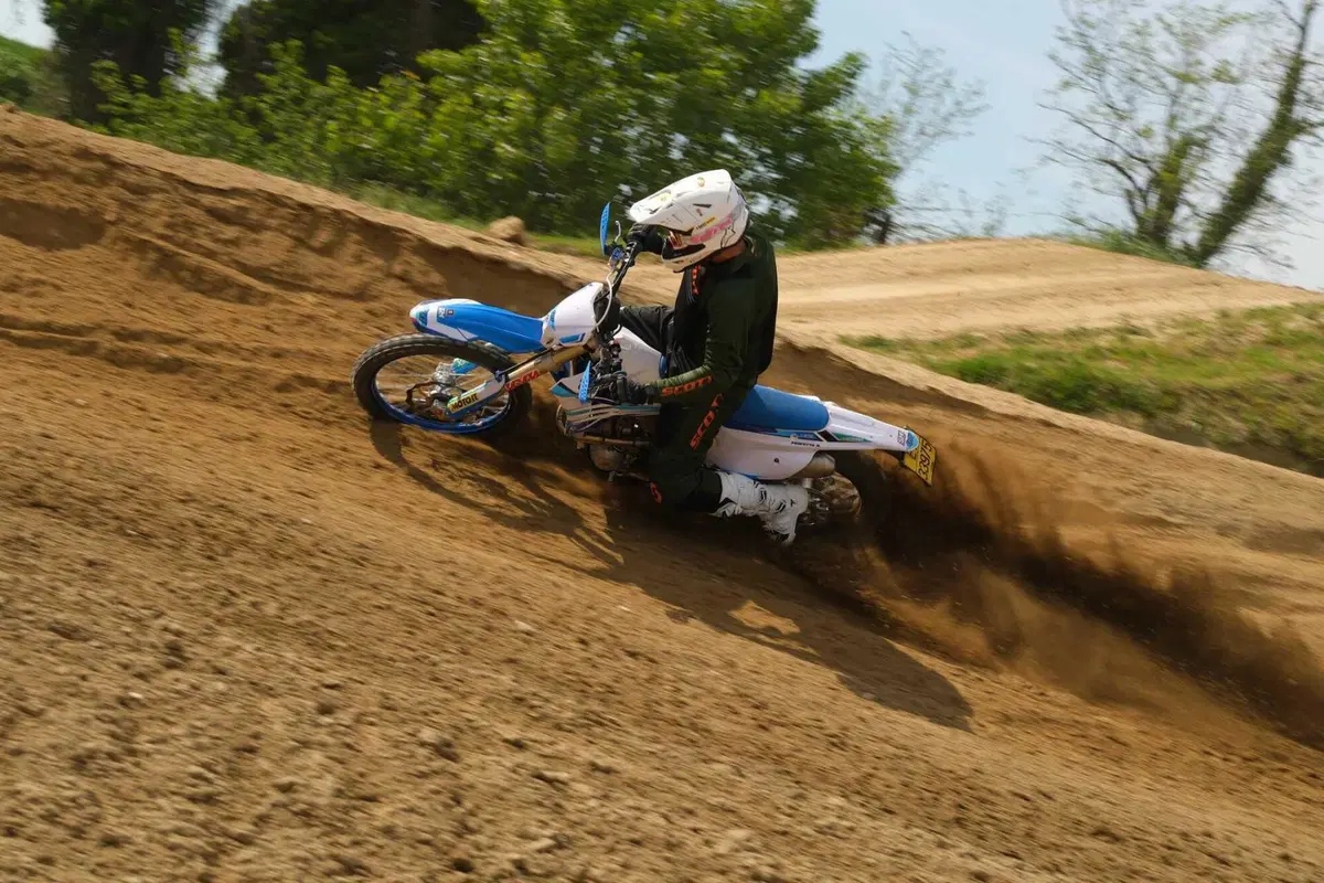 TM 300 EN Fi 2023 TEST: abbiamo fatto enduro HARD e Motocross con la moto made in Italy (17)