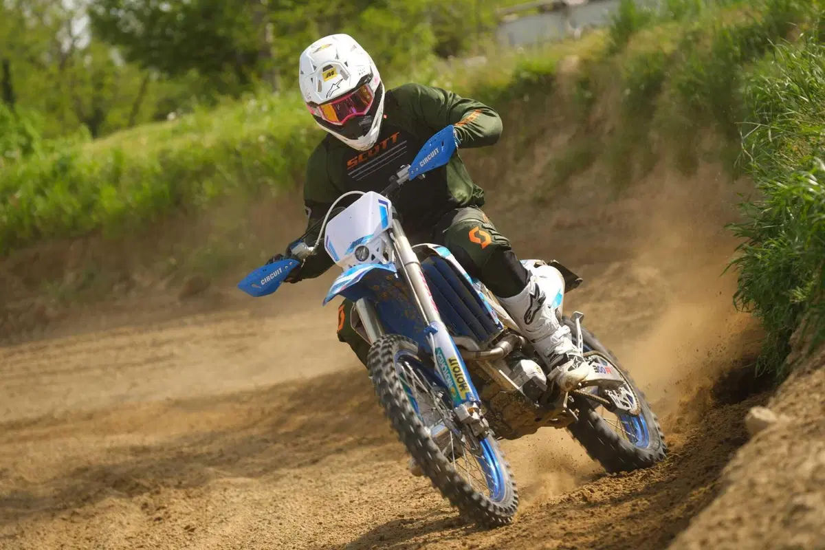 TM 300 EN Fi 2023 TEST: abbiamo fatto enduro HARD e Motocross con la moto made in Italy (24)