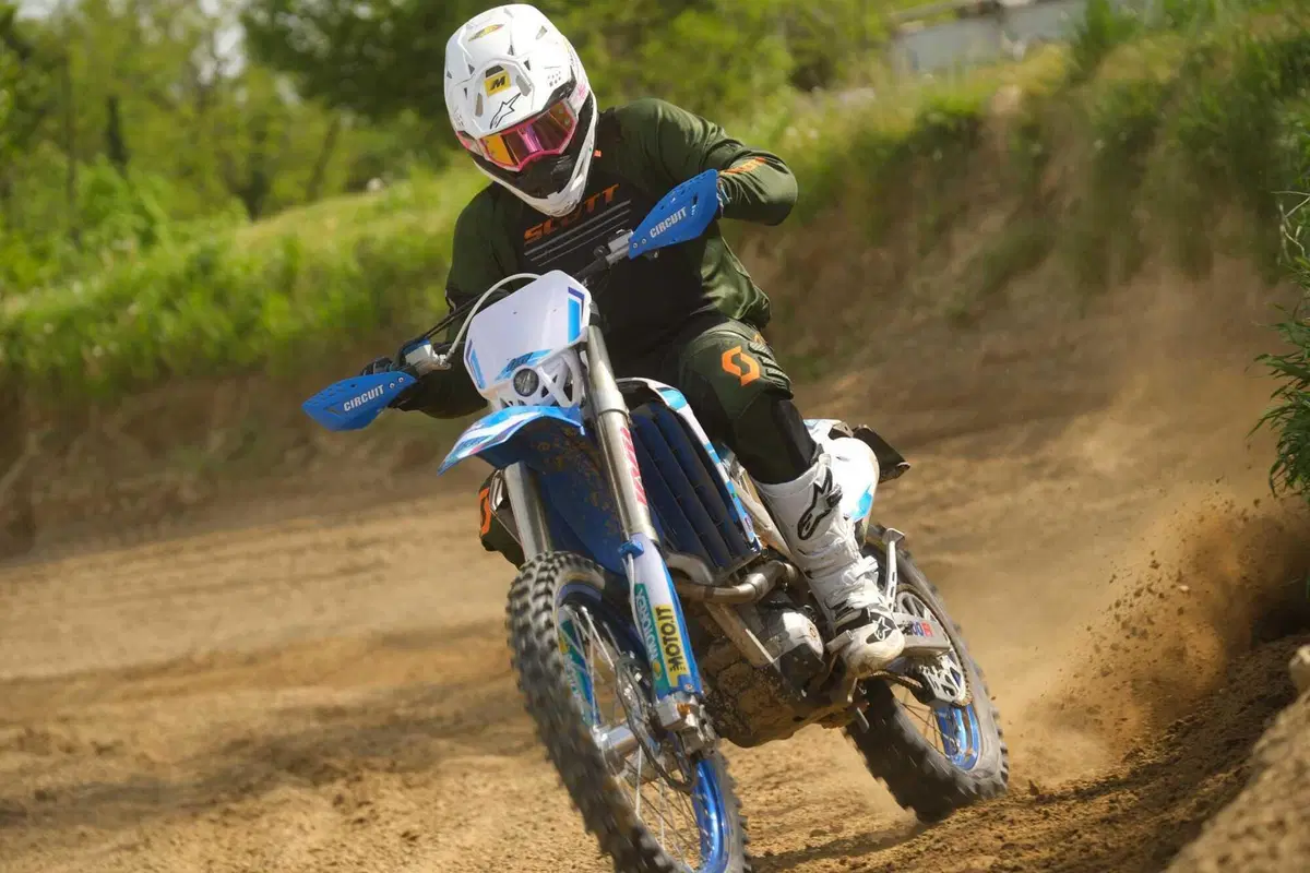TM 300 EN Fi 2023 TEST: abbiamo fatto enduro HARD e Motocross con la moto made in Italy (25)