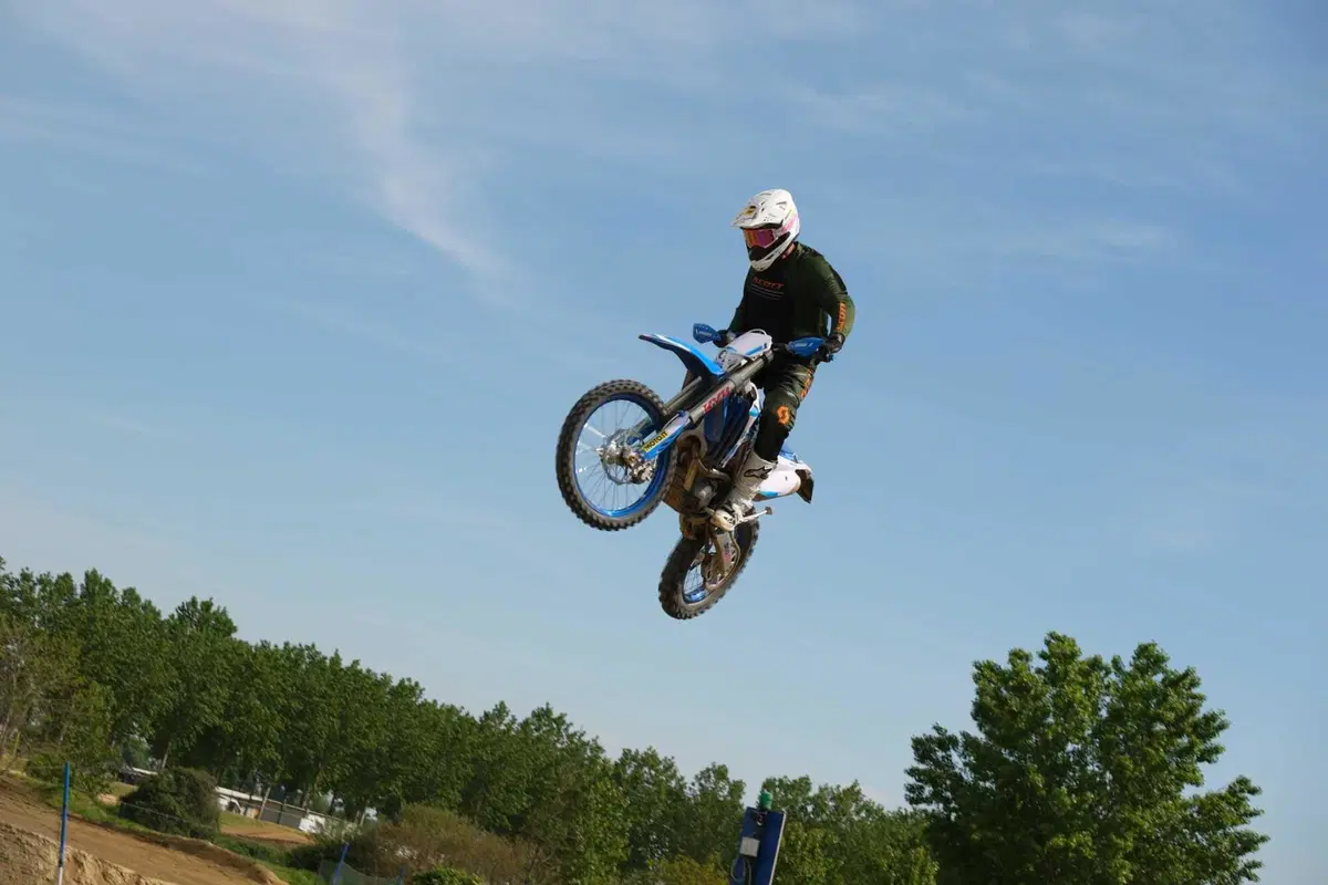 TM 300 EN Fi 2023 TEST: abbiamo fatto enduro HARD e Motocross con la moto made in Italy (28)
