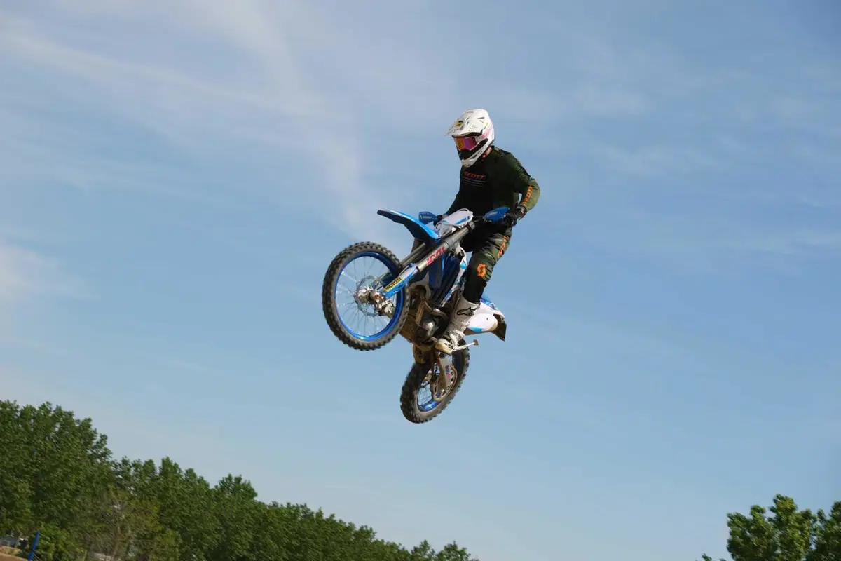 TM 300 EN Fi 2023 TEST: abbiamo fatto enduro HARD e Motocross con la moto made in Italy (29)