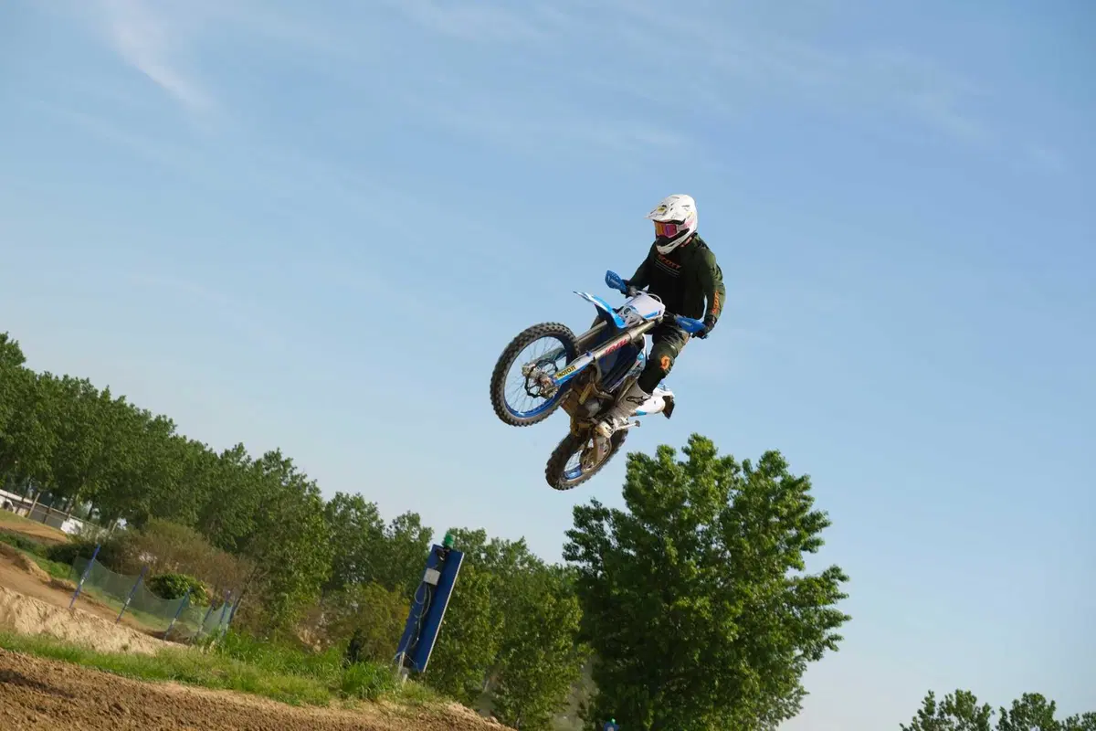 TM 300 EN Fi 2023 TEST: abbiamo fatto enduro HARD e Motocross con la moto made in Italy (30)