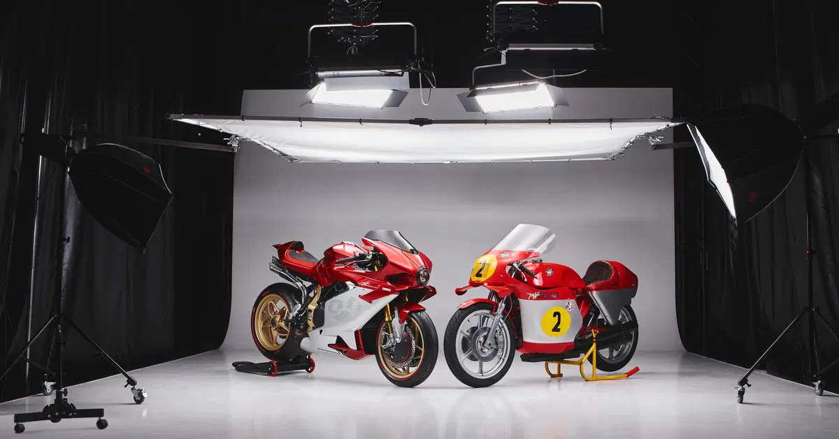 MV Agusta a "Fuoriconcorso" con la Superveloce 1000 e la storica 500 cc 4 cilindri MV 72/74