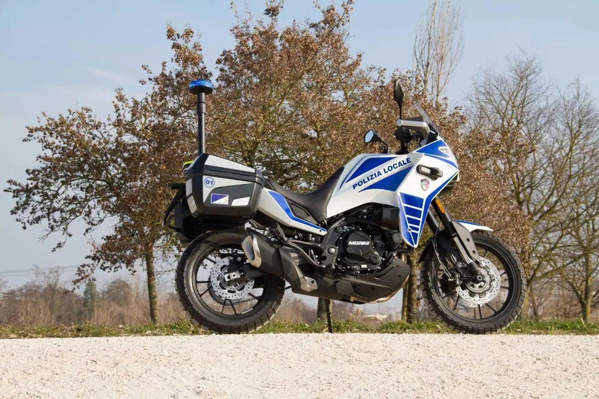 Moto Morini, con la sua iconica X-Cape, partner della polizia locale insieme a Bertazzoni  (11)