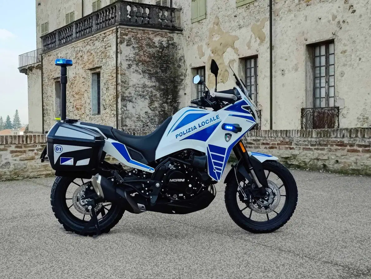 Moto Morini, con la sua iconica X-Cape, partner della polizia locale insieme a Bertazzoni  (12)