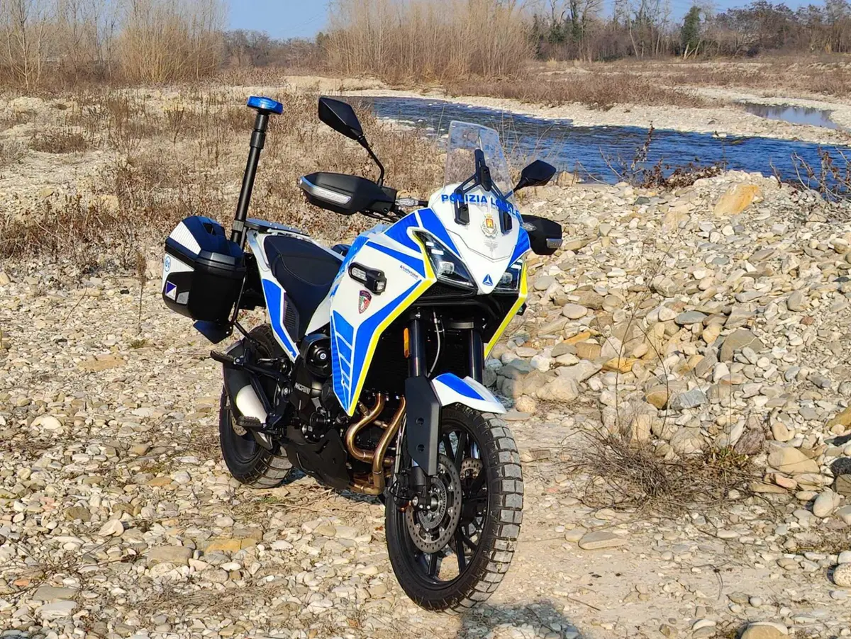 Moto Morini, con la sua iconica X-Cape, partner della polizia locale insieme a Bertazzoni  (13)