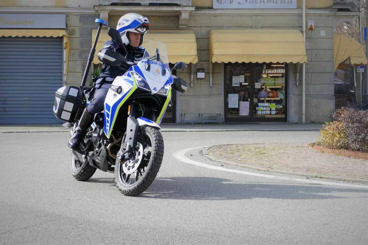 Moto Morini, con la sua iconica X-Cape, partner della polizia locale insieme a Bertazzoni  (18)