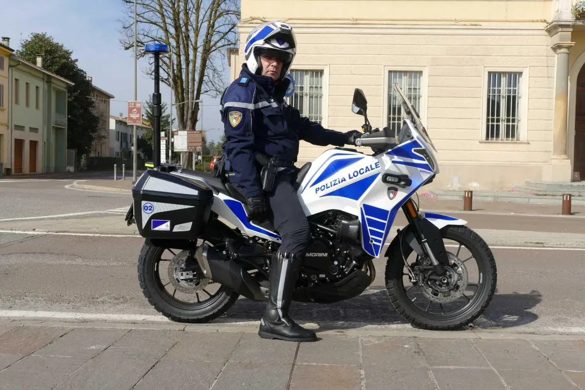 Moto Morini, con la sua iconica X-Cape, partner della polizia locale insieme a Bertazzoni  (20)