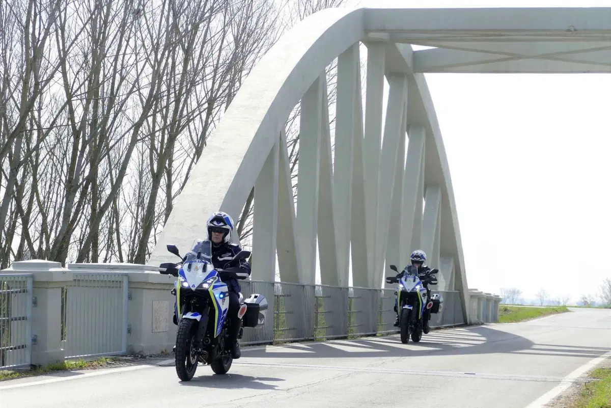 Moto Morini, con la sua iconica X-Cape, partner della polizia locale insieme a Bertazzoni  (27)