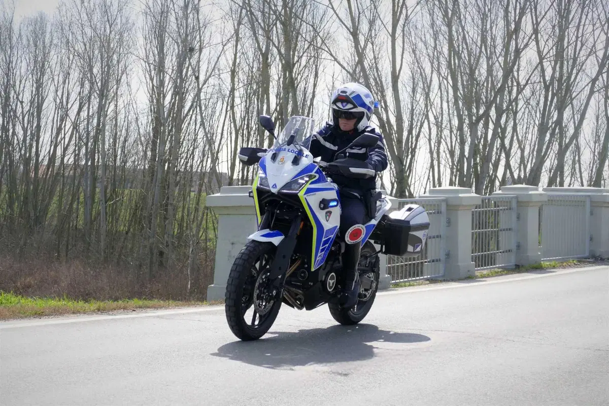 Moto Morini, con la sua iconica X-Cape, partner della polizia locale insieme a Bertazzoni  (28)