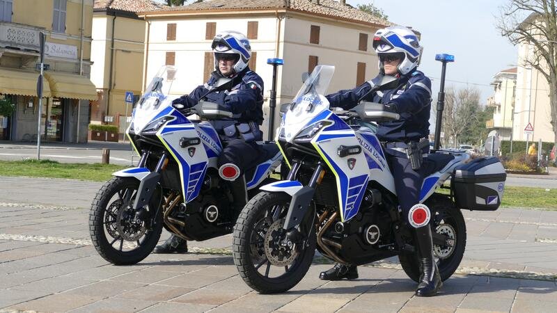 Moto Morini, con la sua iconica X-Cape, partner della polizia locale insieme a Bertazzoni 