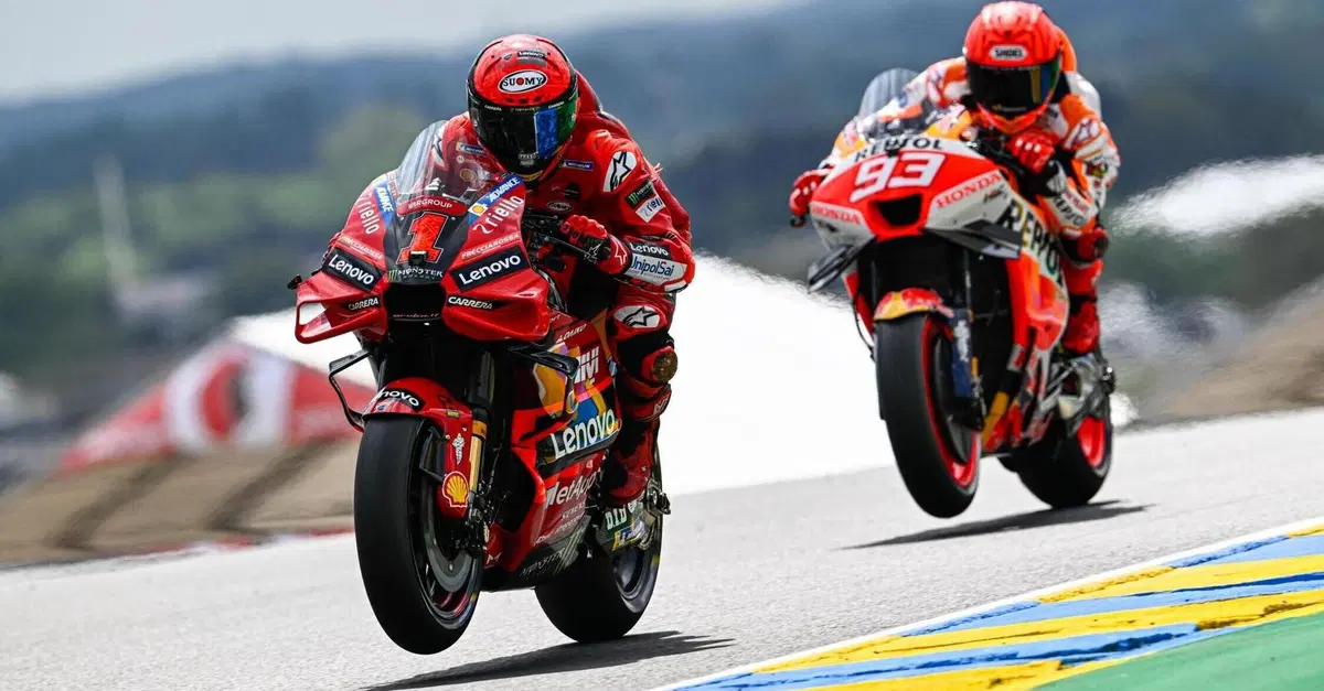 MotoGP 2023. GP di Francia a Le Mans. Pecco Bagnaia: "Marc Marquez? Se ti fermi con i piedi per terra lui si ferma dietro con i piedi per terra"