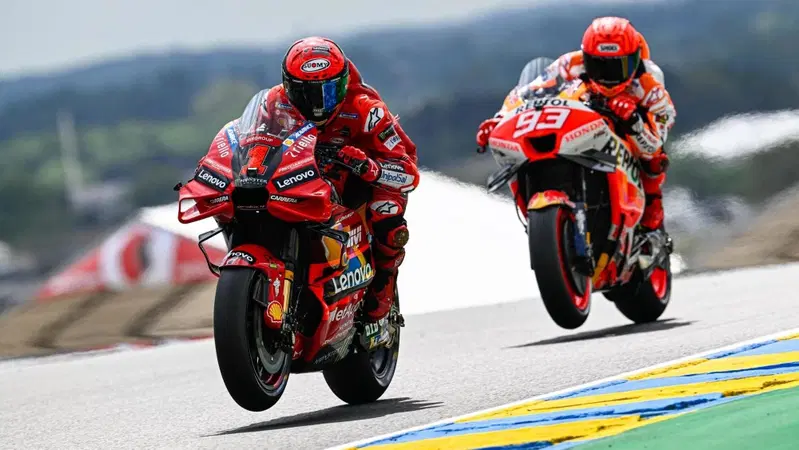 MotoGP 2023. GP di Francia a Le Mans. Pecco Bagnaia: "Marc Marquez? Se ti fermi con i piedi per terra lui si ferma dietro con i piedi per terra"