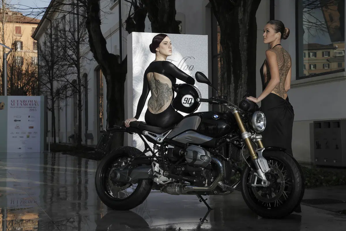 La BMW R nineT e il  Tattoo d’Haute Couture a Roma (3)