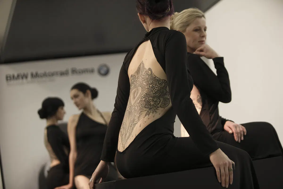 La BMW R nineT e il  Tattoo d’Haute Couture a Roma (6)