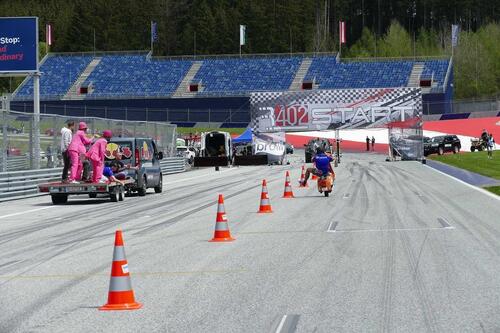 Günter Schachermayr segna il record di slalom in impennata, alla cieca e senza respirare (3)