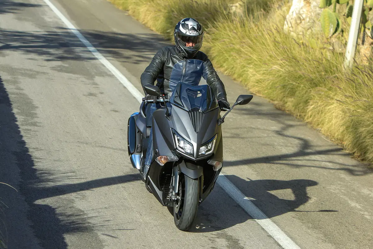 Yamaha TMAX 2015  (2)
