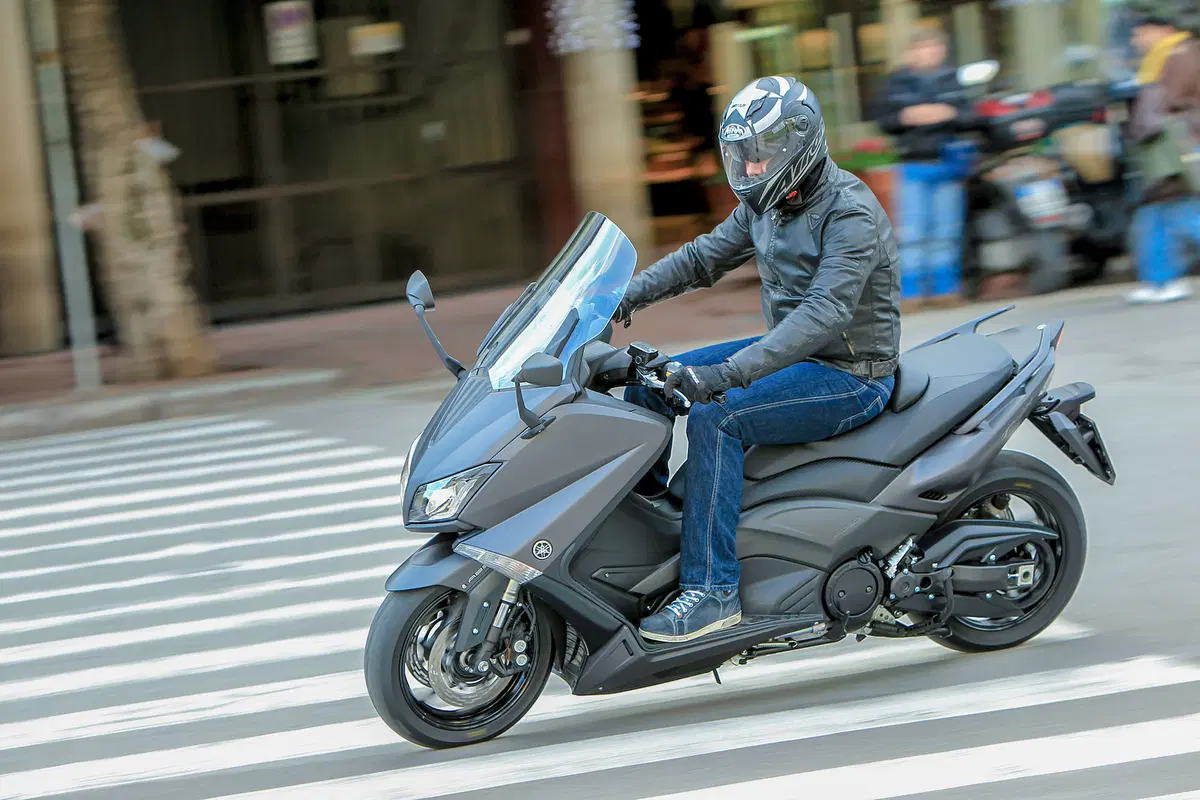 Yamaha TMAX 2015  (4)