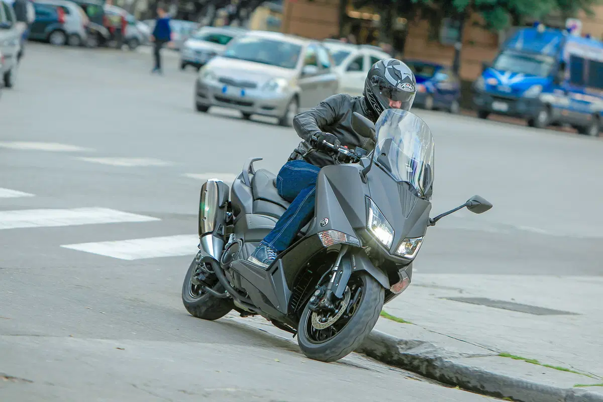 Yamaha TMAX 2015  (3)