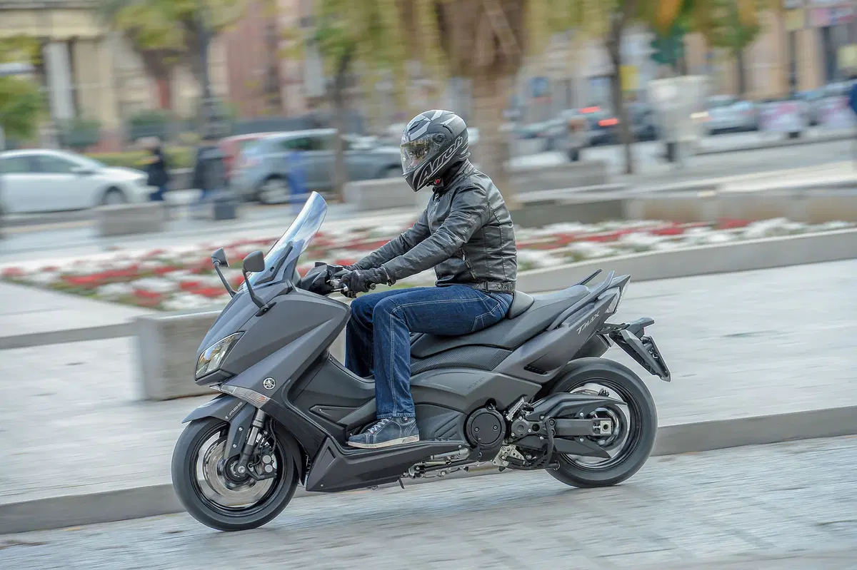 Yamaha TMAX 2015  (13)