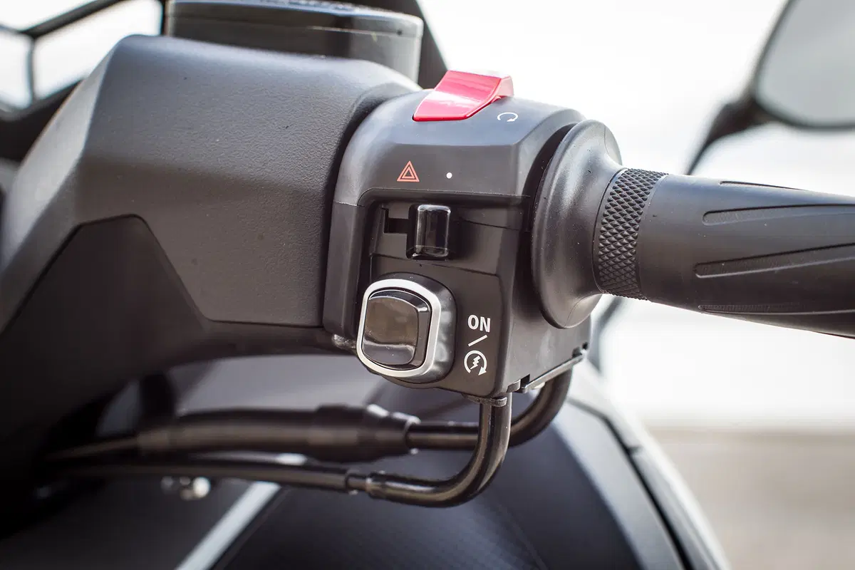 Yamaha TMAX 2015  (23)