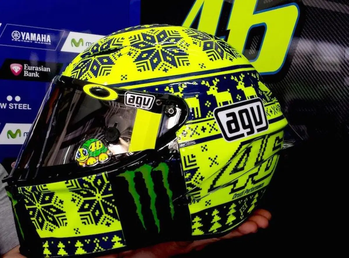 Test MotoGP a Sepang. Il casco di Rossi è un cappello di lana