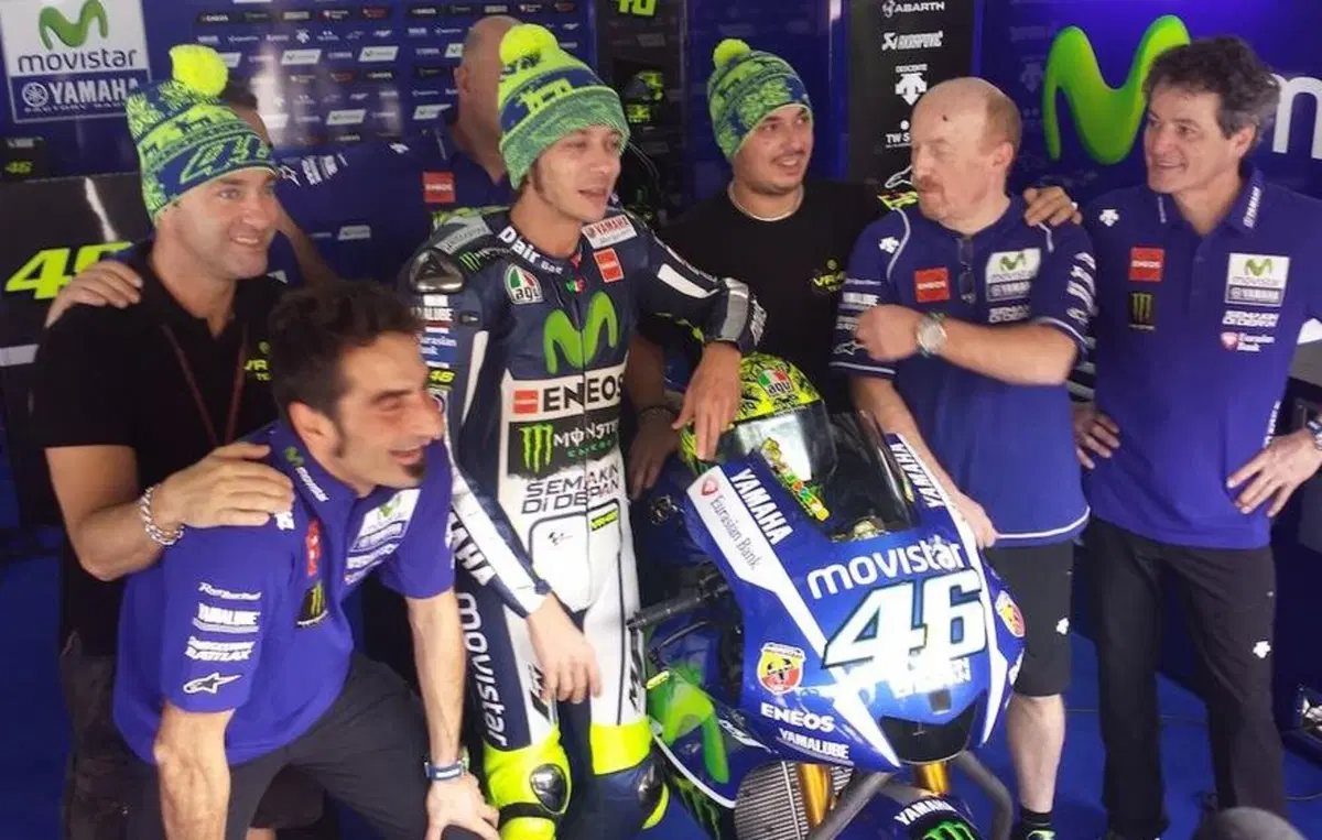 Test MotoGP a Sepang. Il casco di Rossi è un cappello di lana (5)