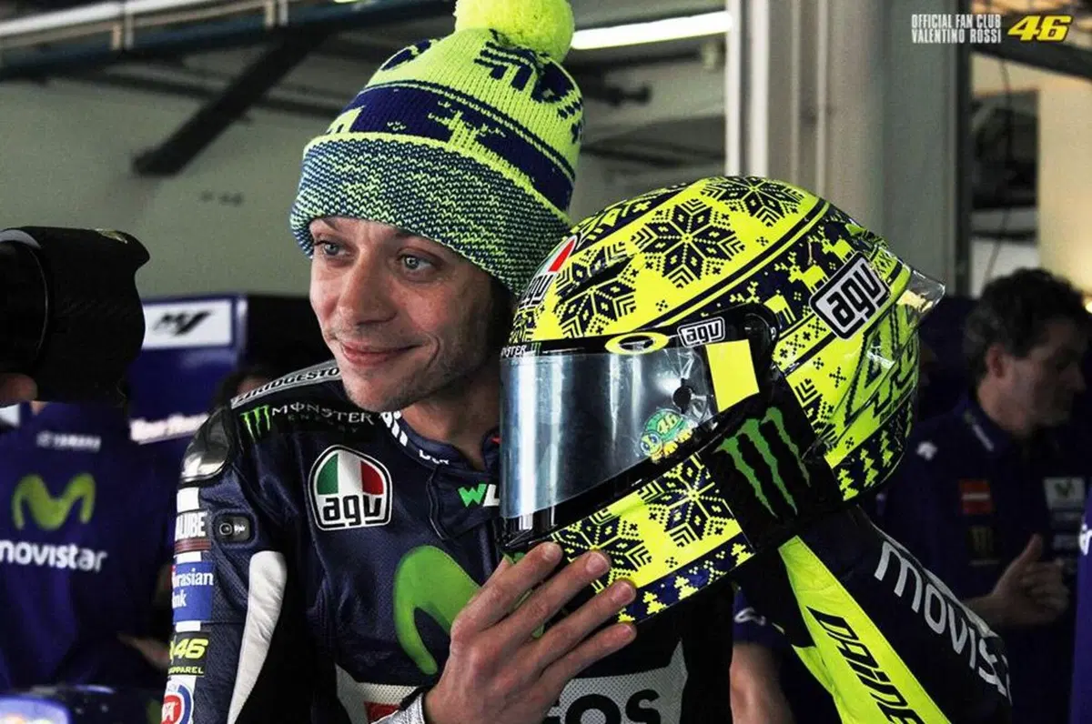 Test MotoGP a Sepang. Il casco di Rossi è un cappello di lana (4)