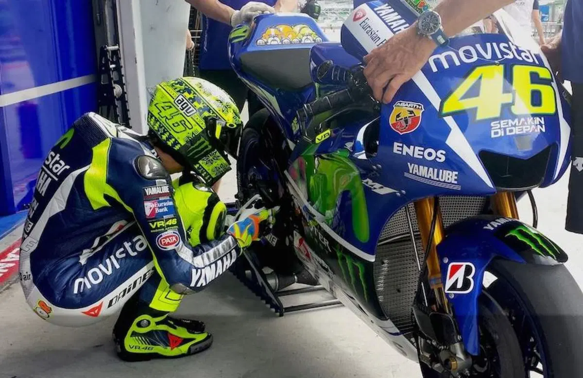 Test MotoGP a Sepang. Il casco di Rossi è un cappello di lana (3)