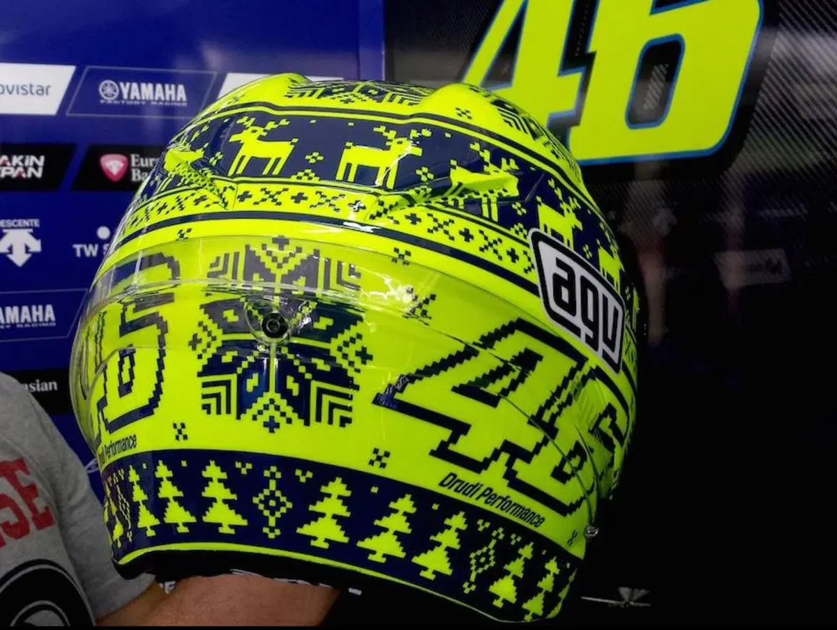Test MotoGP a Sepang. Il casco di Rossi è un cappello di lana (2)